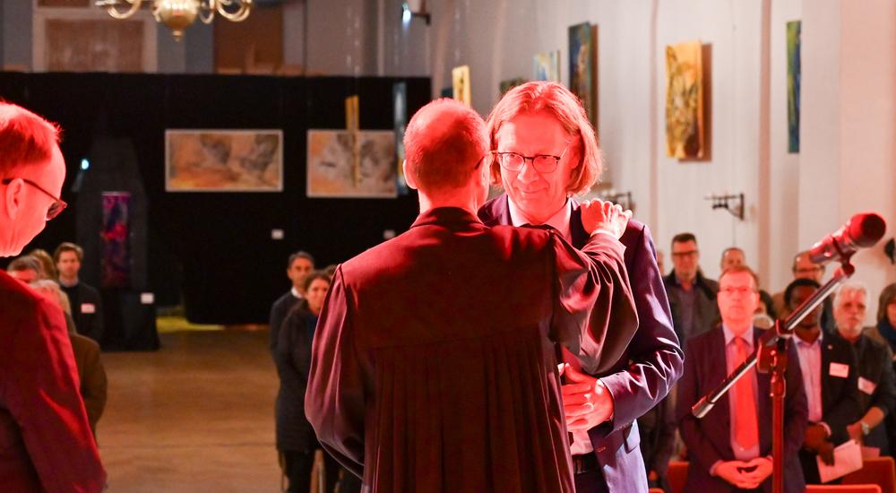 Oberkirchenrat Dirk Stelter aus der Evangelisch-lutherischen Landeskirche Hannovers entpflichtet Pastor Rainer Kiefer und verabschiedet ihn zum Jahresende in den Ruhestand.
