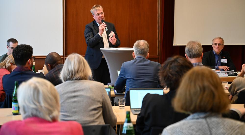 Vorstandsvorsitzender Dietmar Arends spricht zur EMW-Mitgliederversammlung 2025 in Bremen.