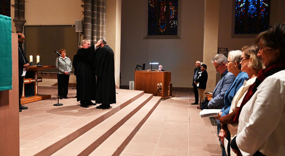 EMW-Vorstandsvorsitzender Dietmar Arends segnet Bal&aacute;zs &Oacute;dor f&uuml;r seinen Dienst in der EMW.