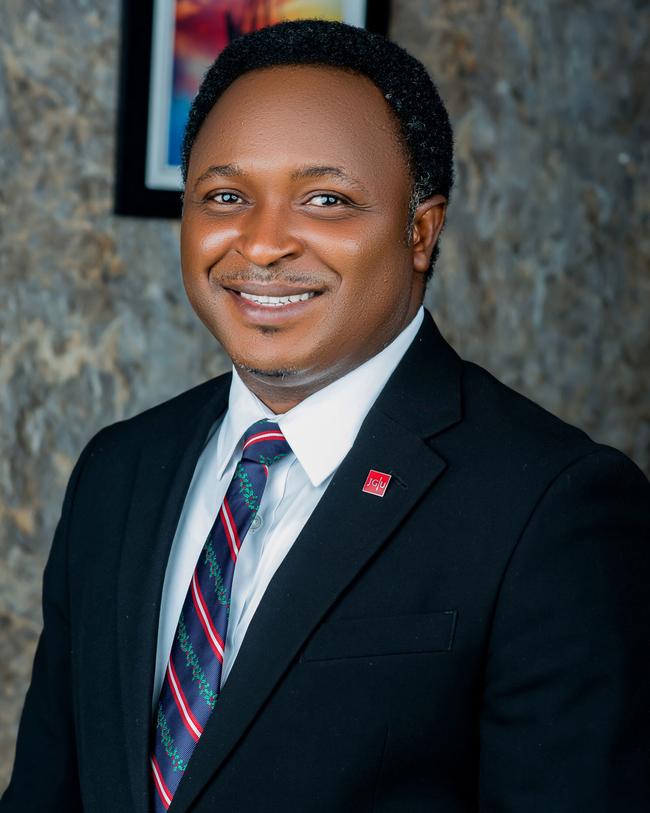Dogara Manomi ist Pastor und promovierter Theologe.